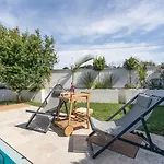 Con Piscina E Giardino A - Apulia 莱切