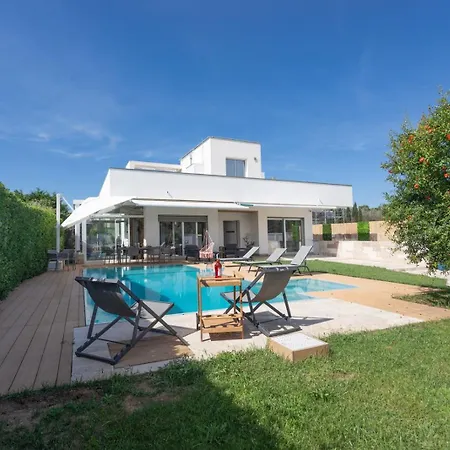 Con Piscina E Giardino A - Apulia