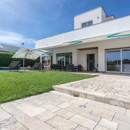 Con Piscina E Giardino A - Apulia *